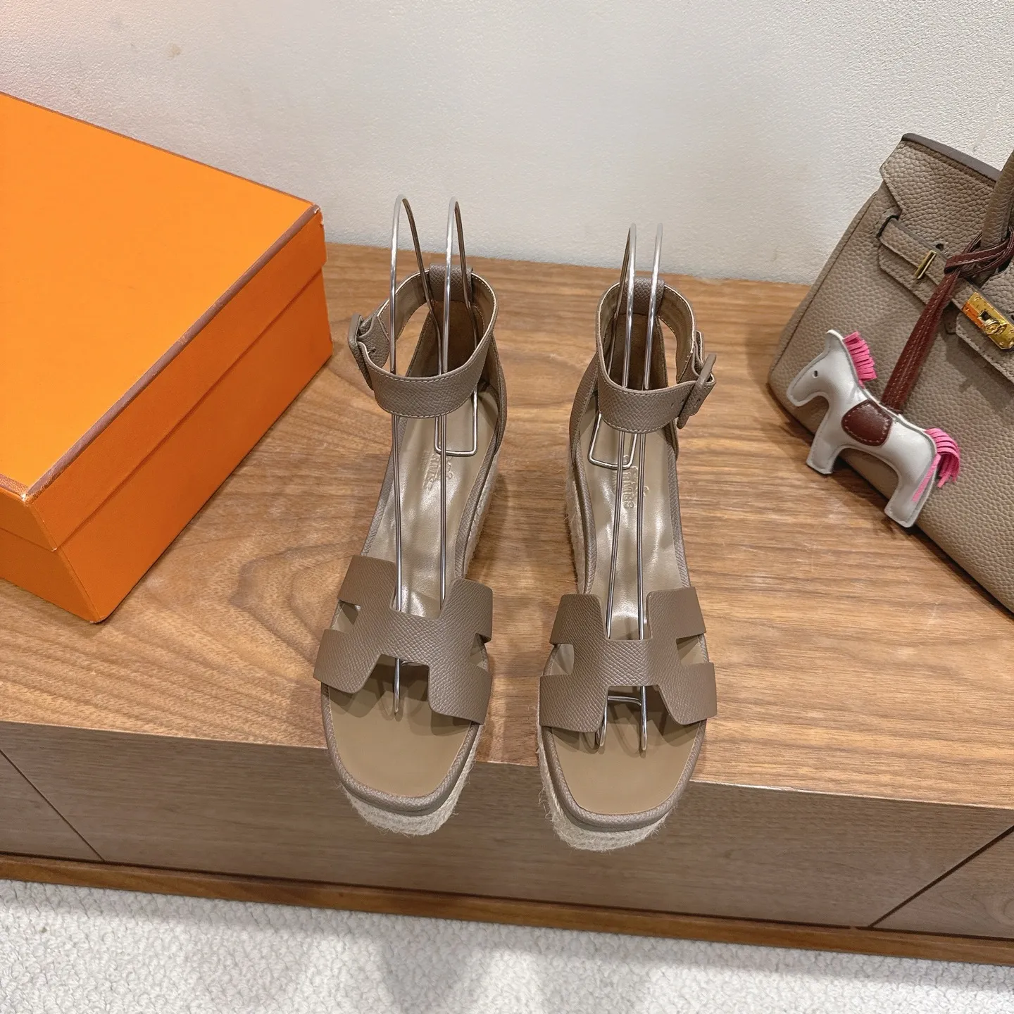 👟👟Ex-factory price 720👟👟 Hermes... a Eclair 2025 new color + popular series, the version is super positive, with a certain thickness, which makes the legs longer! Breathable, comfortable calfskin, spring and summer color matching, this item is both beautiful and comfortable! Channel supply code size: 35-39 can be ordered as 40.41 with airplane box ➕20